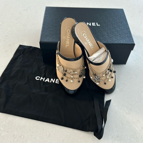 Chanel rare mule slip ons with gold chain. Leather with black patent leather - Picture 1 of 5